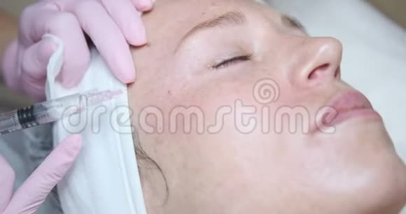 女人在脸上接受化妆品注射视频的预览图