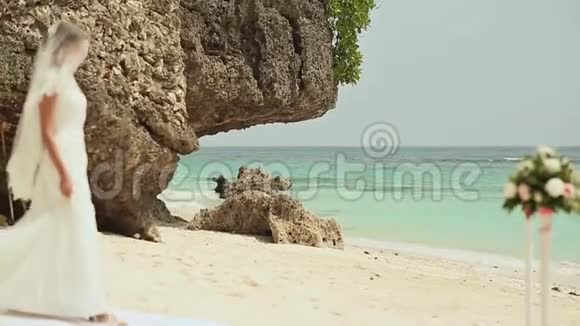 新娘去海滩上的新郎在菲律宾海滩举行婚礼视频的预览图
