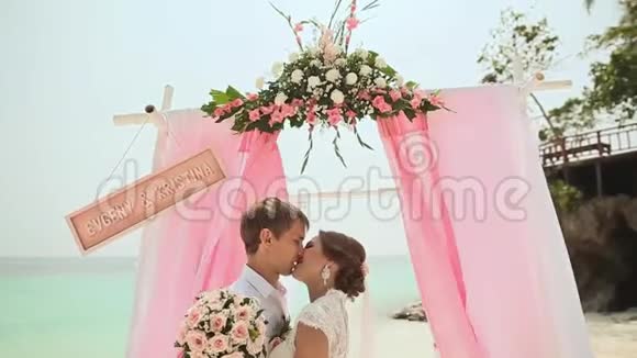 新娘和新郎在接吻在菲律宾海滩举行的婚礼视频的预览图