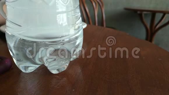 桌上塑料宠物瓶的底部视频的预览图