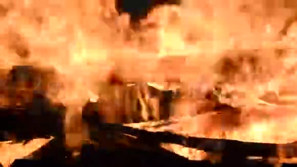 火焰营火从各种树枝特写视频的预览图