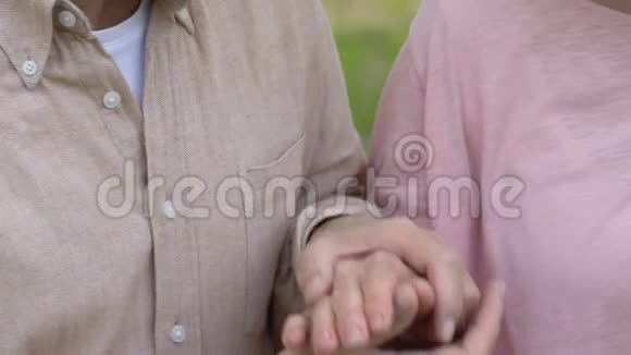 老两口牵着手女人把头靠在男人的肩膀上在一起快乐视频的预览图