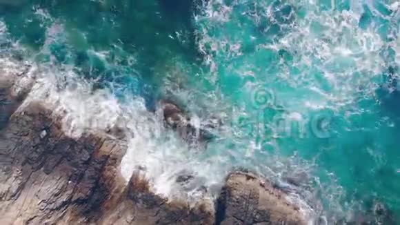 海浪拍打着岩石海岸的悬崖视频的预览图
