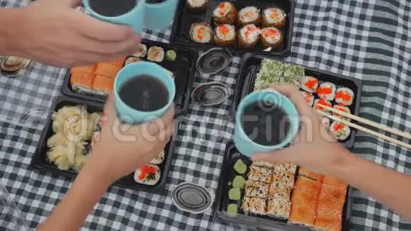 俯瞰寿司吃视频的预览图