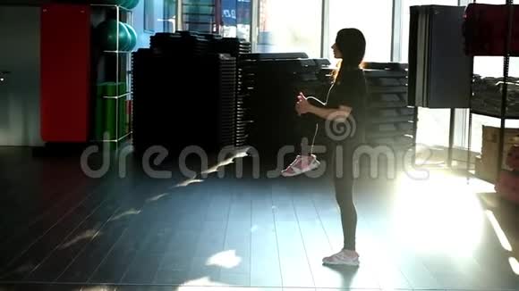 年轻女子在健身在健身房的年轻女子视频的预览图