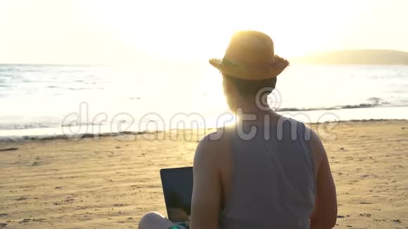 年轻的男性商人为了在热带夏季海滩上的成功而举手它表示自由如金融视频的预览图