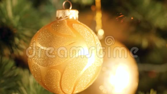 圣诞树上美丽的金色花苞和发光的灯光的宏观视频视频的预览图