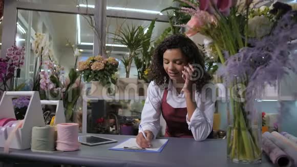 花店里的花商在电话里点餐视频的预览图