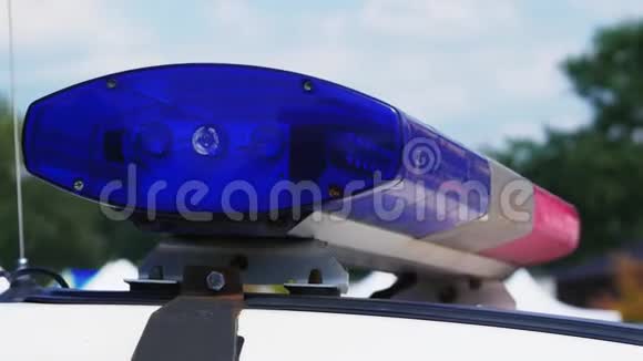 警察巡逻车上的蓝色闪光灯特写视频的预览图