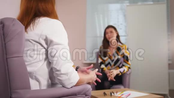 在心理医生那里医生在听她的病人说话视频的预览图