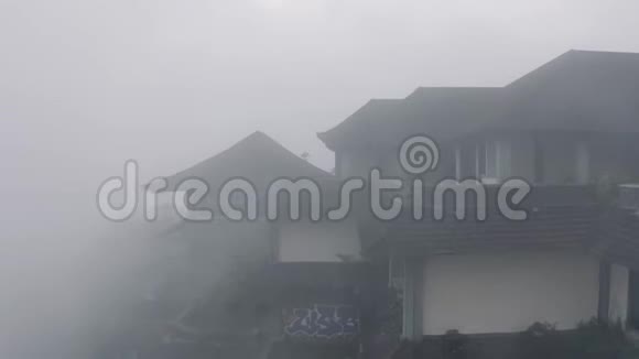 巴厘岛强雾废弃旅馆的无人机飞行视频的预览图