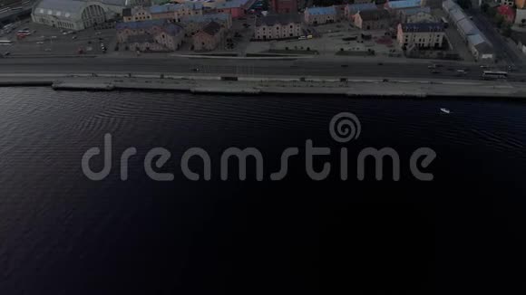 乘坐摩托艇里加市的空中拍摄拉脱维亚的欧洲首都Drone顶级电影专业视频的预览图