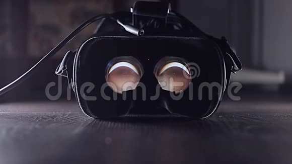 沉浸在虚拟现实中概念带发光镜片的VR头盔视频的预览图