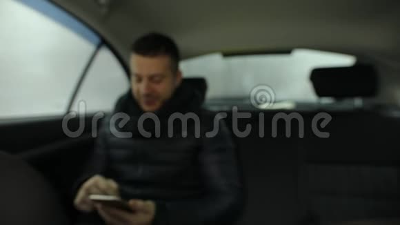 在汽车沙龙展示智能手机空绿色屏幕的人色度键视频的预览图