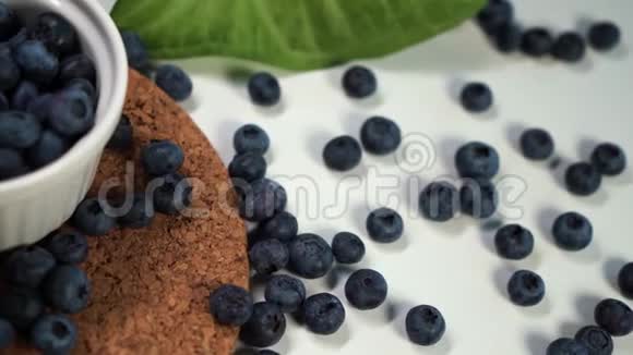 在白色的碗里堆上新鲜的蓝莓特写镜头新鲜浆果系列视频的预览图