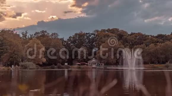 切姆尼茨湖移动云在城堡公园与喷泉视频的预览图