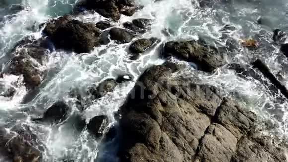 从岩石上方可以看到海水漩涡视频的预览图