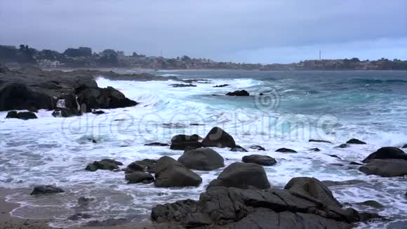 智利昆泰岩石海岸受海浪冲击慢动作视频的预览图