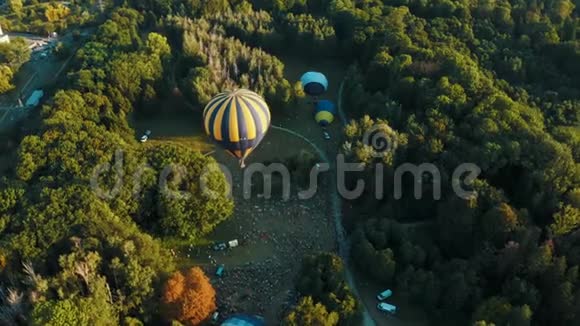 节日期间公园内热气球的鸟瞰图美丽的天空和日落视频的预览图