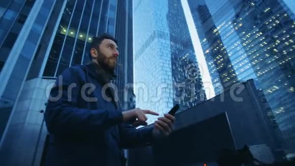 商业综合体一个男人在旁边操作他的智能手机视频的预览图