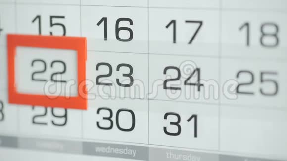 女人在墙上的日历上交办公室更改日期变动22至23视频的预览图