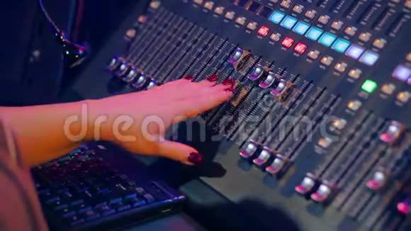 妇女手在彩色照明中工作的混合控制台视频的预览图