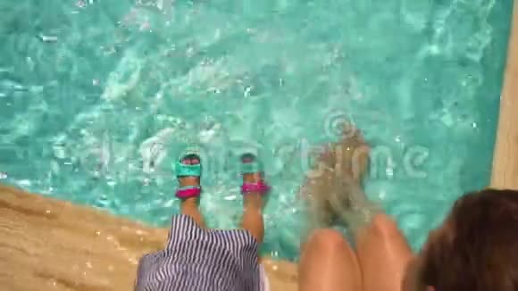 母亲和女儿在水里摇着腿视频的预览图
