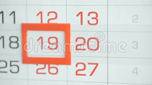 女人在墙上的日历上交办公室更改日期变动19至20视频的预览图
