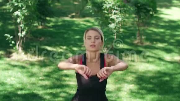 运动女性在夏季公园户外运动时训练跳跃和蹲视频的预览图