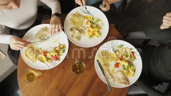 三个女朋友正在咖啡馆里吃他们的食物桌子上的菜视频的预览图