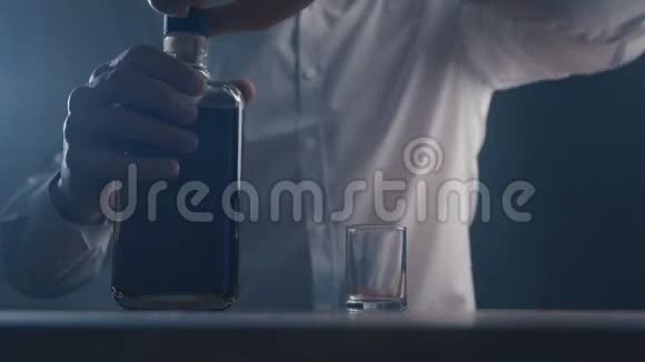 贴身男在酒吧里独自喝着玻璃威士忌酗酒的概念视频的预览图