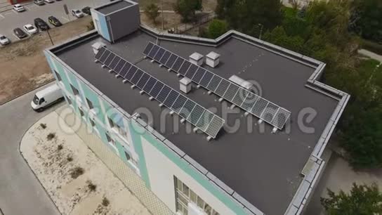 屋顶太阳能电池板的鸟瞰图视频的预览图