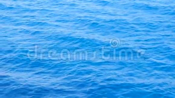 平静大海的背景海面上几乎没有波浪海水背景蓝色的大海有着小小的波浪纹理黑暗视频的预览图