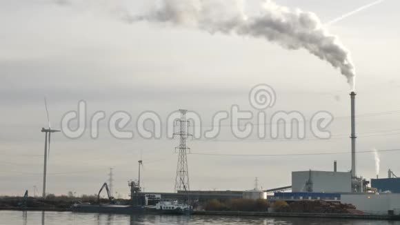 烟囱旁边是一条排放烟雾的运河视频的预览图