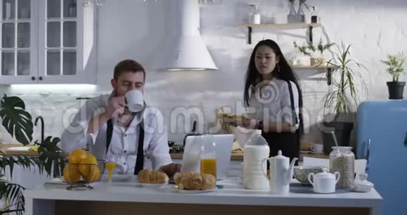 一对夫妇一起吃早餐视频的预览图