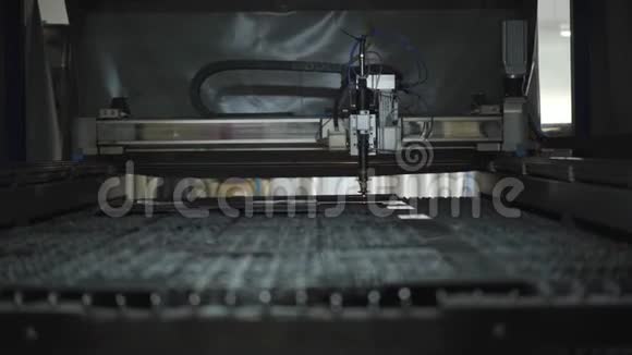 现代金属切割机内部自动化设备在工作钢铁生产厂制造工业视频的预览图