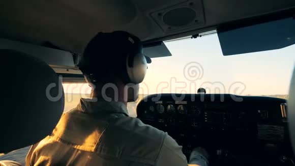 男性飞行员驾驶飞机后视视频的预览图