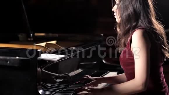 年轻悲伤的迪什卡伊格拉特在钢琴上优美的音乐才华经典视频的预览图