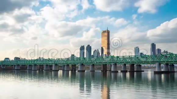 4时间流逝韩国首都首尔的汉江风景区视频的预览图