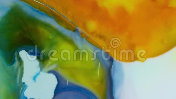 抽象多彩的水墨背景墨水在水下旋转视频的预览图