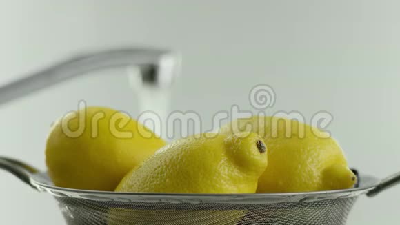 在视频中我们看到柠檬在背景水龙头白色背景视频的预览图