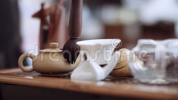 中国茶道茶刷轻轻地把水壶从水滴中擦拭出来视频的预览图