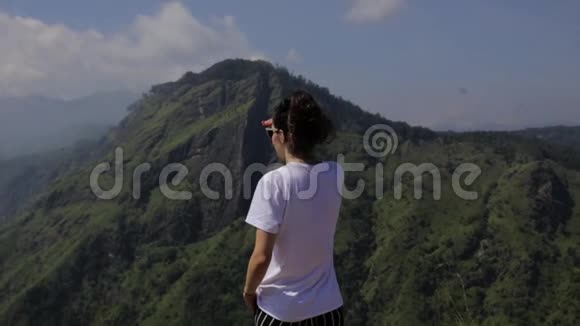 女孩从山顶看山谷视频的预览图