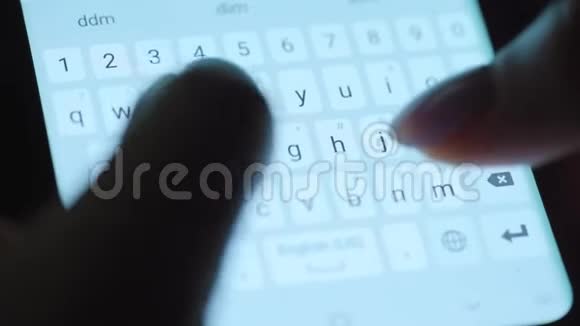 双手在智能手机特写上键入文本晚上用智能手机关门视频的预览图