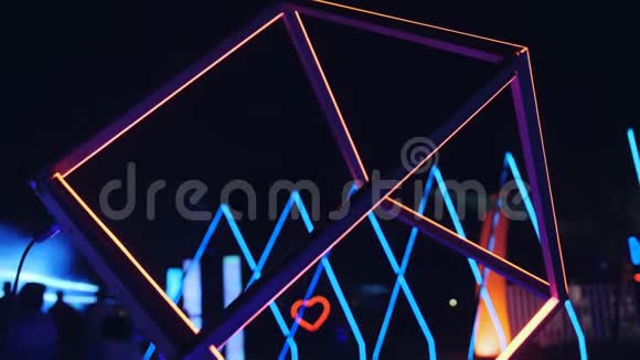 在露天的夜间晚会上闪烁的几何形状装饰着现场视频的预览图