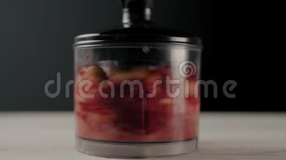 为滑沙提供贴心的厨房搅拌机Beats水果视频的预览图