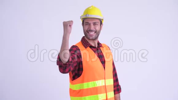 高举拳头的快乐胡子波斯男子建筑工人视频的预览图