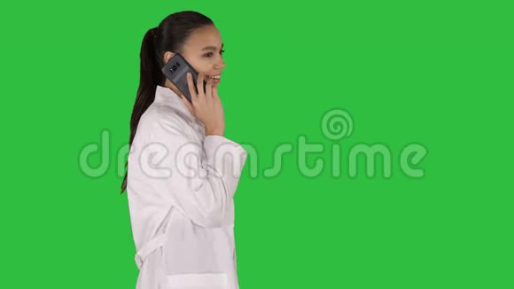 女医生微笑着在电话上交谈走在绿色屏幕上Chroma键视频的预览图