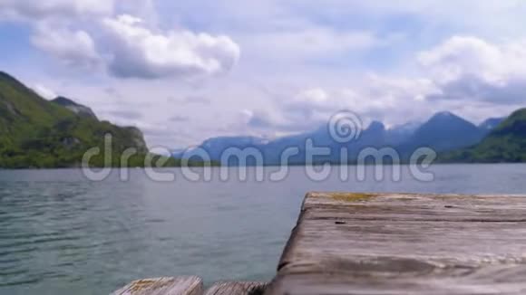 以山湖和雪山阿尔卑斯山为背景的木制码头奥地利沃尔夫冈塞湖视频的预览图