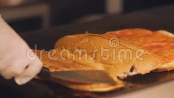 男厨师在热金属盘子上煎面包准备酒店早餐三明治视频的预览图